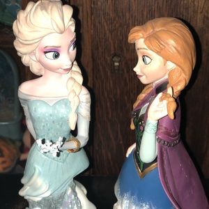 Elsa and Ana showcase collectible